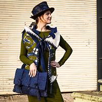 Groen-blauw hesje + blauw accessoires